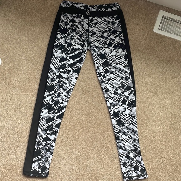 FIT IN leggings, With Pockets, Size small can fit a medium though, Barely worn. - Picture 5 of 7